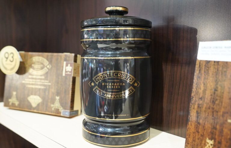 Montecristo 1935 Anniversary Nicaragua Ceramic Jar: premium puro